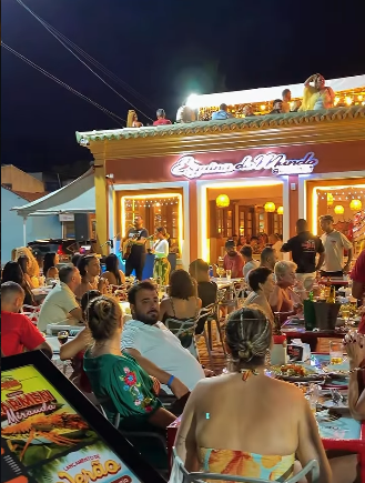 Fachada do Esquina do Mundo à noite na Passarela do Álcool